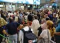 Pasajeros haciendo cola en Barajas tras cancelación del vuelo de Ryanair a Lanzarote por condiciones meteorológicas
