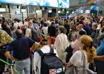 Pasajeros haciendo cola en Barajas tras cancelación del vuelo de Ryanair a Lanzarote por condiciones meteorológicas