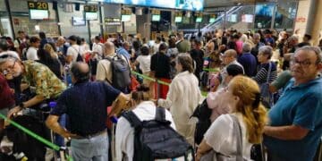 Pasajeros haciendo cola en Barajas tras cancelación del vuelo de Ryanair a Lanzarote por condiciones meteorológicas