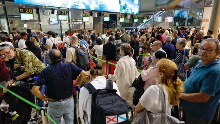 Pasajeros haciendo cola en Barajas tras cancelación del vuelo de Ryanair a Lanzarote por condiciones meteorológicas