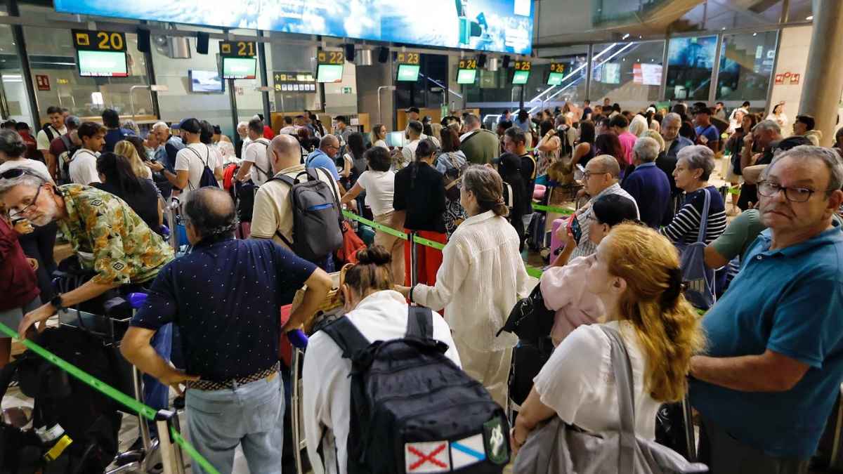 Pasajeros haciendo cola en Barajas tras cancelación del vuelo de Ryanair a Lanzarote por condiciones meteorológicas