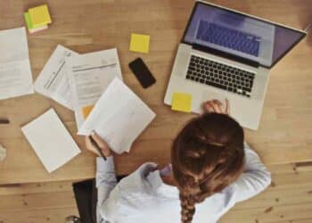 Trabajadora autónoma revisa documentos de cotización y planifica su jubilación 2025 para cobrar el 100 % de la pensión.
