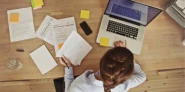 Trabajadora autónoma revisa documentos de cotización y planifica su jubilación 2025 para cobrar el 100 % de la pensión.