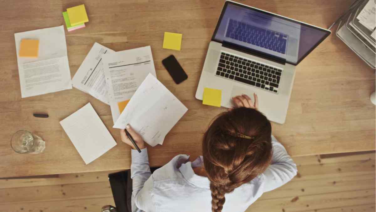 Trabajadora autónoma revisa documentos de cotización y planifica su jubilación 2025 para cobrar el 100 % de la pensión.