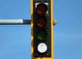 semaforo con cuarta luz blanca para vehiculos autonomos 2025.