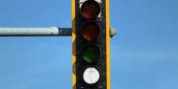 semaforo con cuarta luz blanca para vehiculos autonomos 2025.