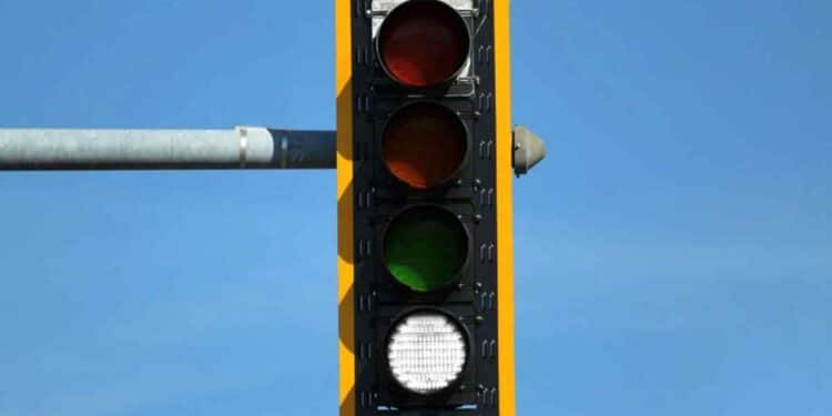 semaforo con cuarta luz blanca para vehiculos autonomos 2025.