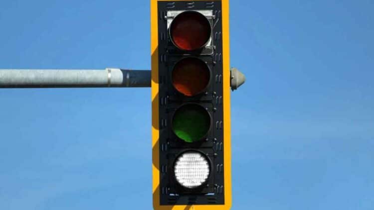 semaforo con cuarta luz blanca para vehiculos autonomos 2025.