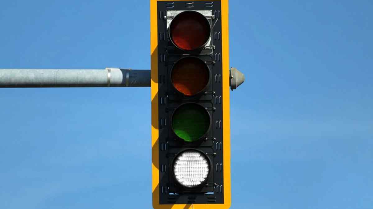 semaforo con cuarta luz blanca para vehiculos autonomos 2025.