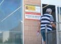 Hombre entrando en una Oficina de Empleo para sellar el paro y conservar la prestación del SEPE.