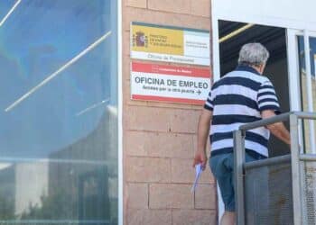 Hombre entrando en una Oficina de Empleo para sellar el paro y conservar la prestación del SEPE.