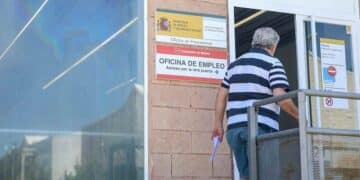 Hombre entrando en una Oficina de Empleo para sellar el paro y conservar la prestación del SEPE.