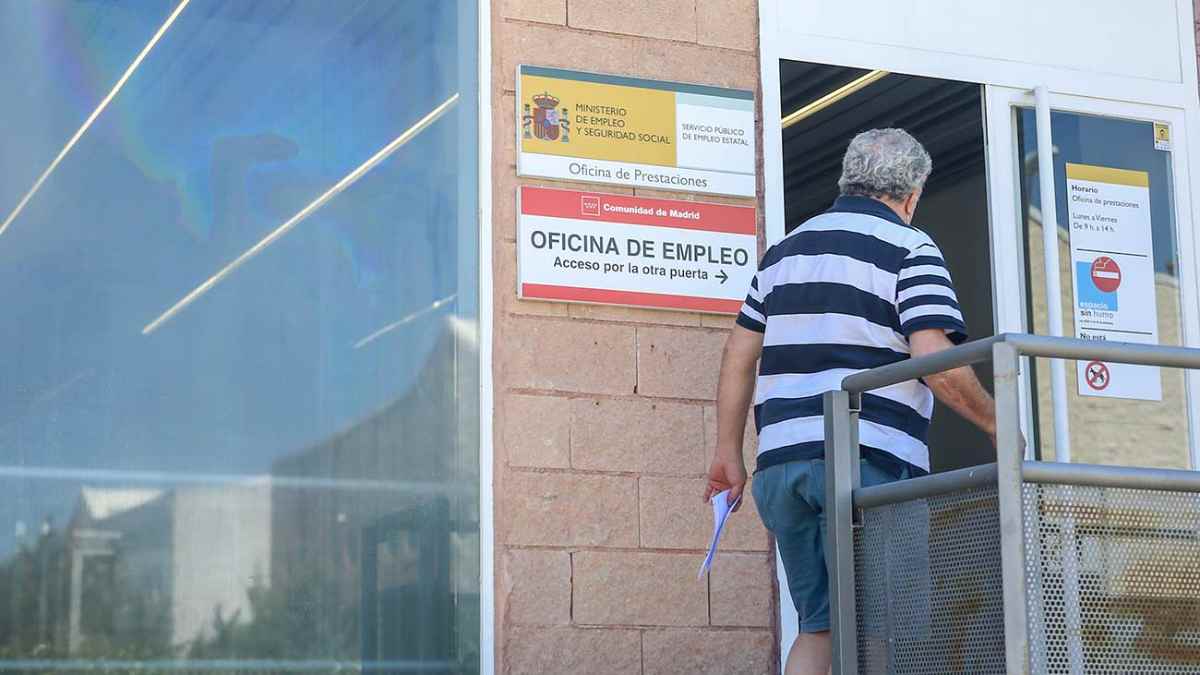 Hombre entrando en una Oficina de Empleo para sellar el paro y conservar la prestación del SEPE.