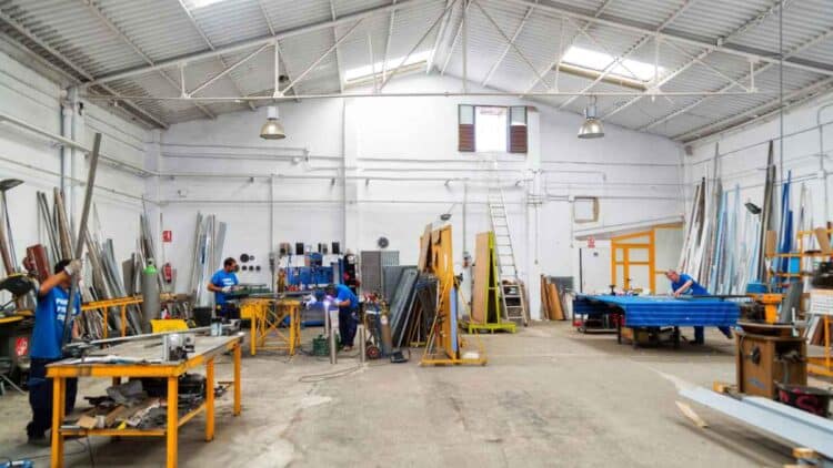 Trabajadores realizando tareas manuales en profesiones en peligro de extinción laboral según el SEPE en Madrid