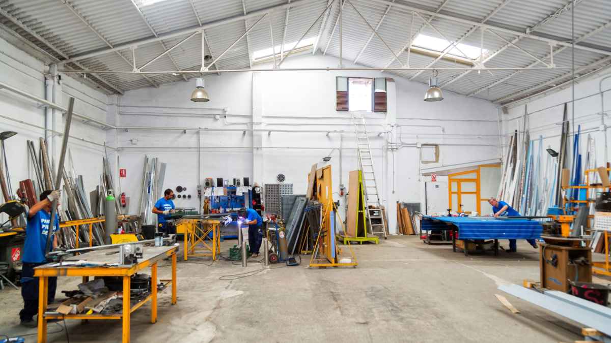 Trabajadores realizando tareas manuales en profesiones en peligro de extinción laboral según el SEPE en Madrid