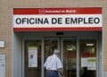 Oficina de Empleo del SEPE en Madrid con hombre mayor solicitando subsidio indefinido para mayores de 52 años.