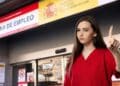 Mujer ante oficina de empleo señalando rechazo a oferta laboral o curso, subsidio SEPE.