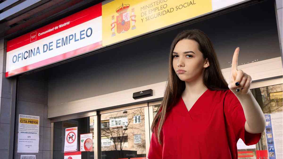 Mujer ante oficina de empleo señalando rechazo a oferta laboral o curso, subsidio SEPE.