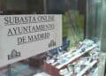Subasta municipal Madrid: relojes y joyas expuestos antes de la puja online.