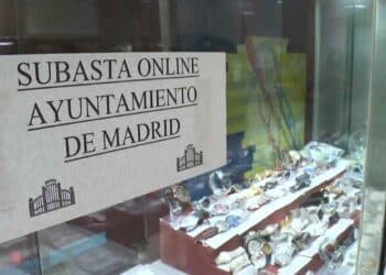 Subasta municipal Madrid: relojes y joyas expuestos antes de la puja online.