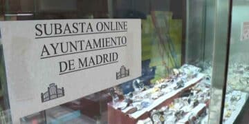 Subasta municipal Madrid: relojes y joyas expuestos antes de la puja online.
