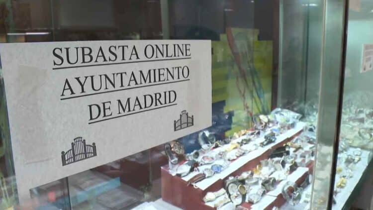 Subasta municipal Madrid: relojes y joyas expuestos antes de la puja online.