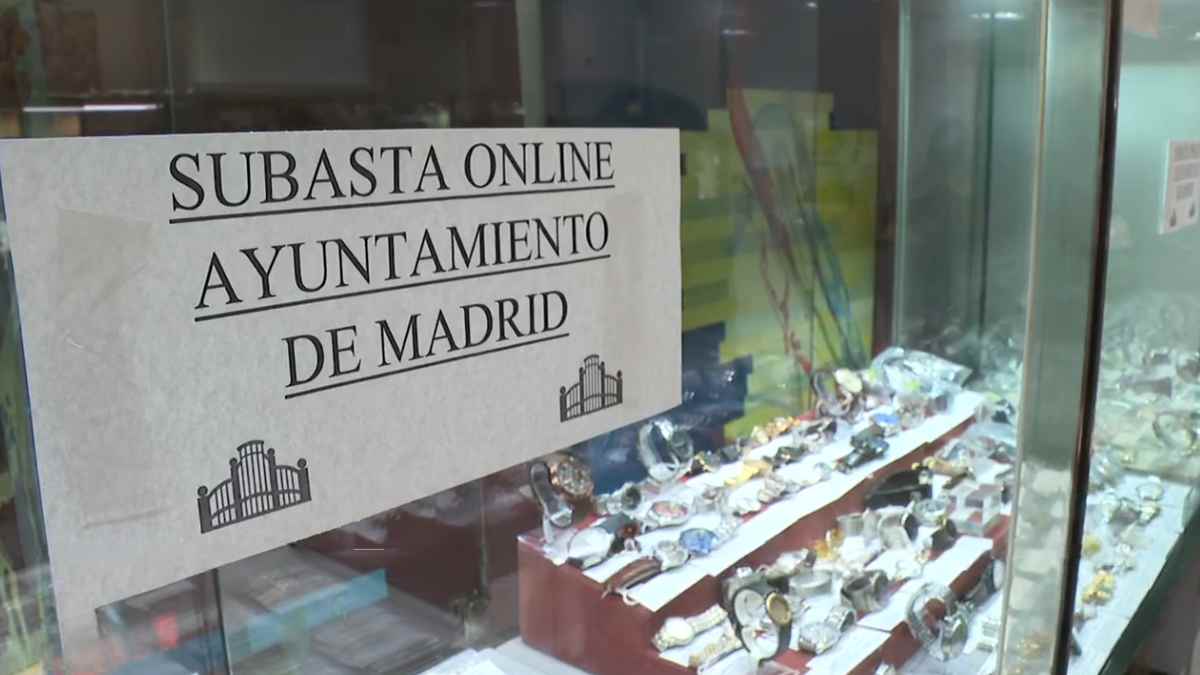 Subasta municipal Madrid: relojes y joyas expuestos antes de la puja online.