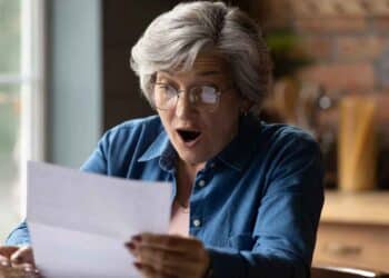 Mujer jubilada sorprendida al recibir su carta con la nueva pensión tras los cambios de 2026
