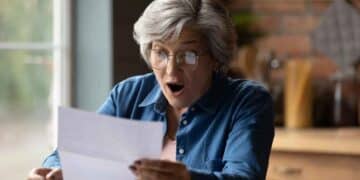 Mujer jubilada sorprendida al recibir su carta con la nueva pensión tras los cambios de 2026
