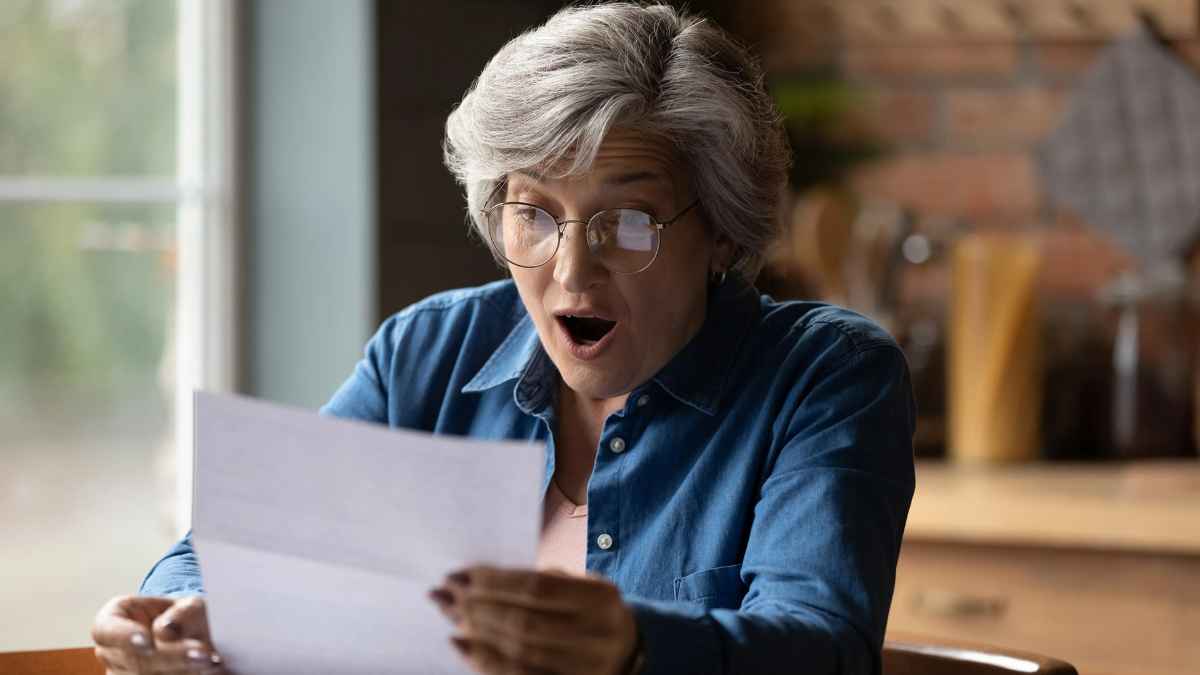Mujer jubilada sorprendida al recibir su carta con la nueva pensión tras los cambios de 2026
