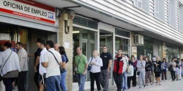 Personas esperando en la oficina de empleo para gestionar subsidios del SEPE.