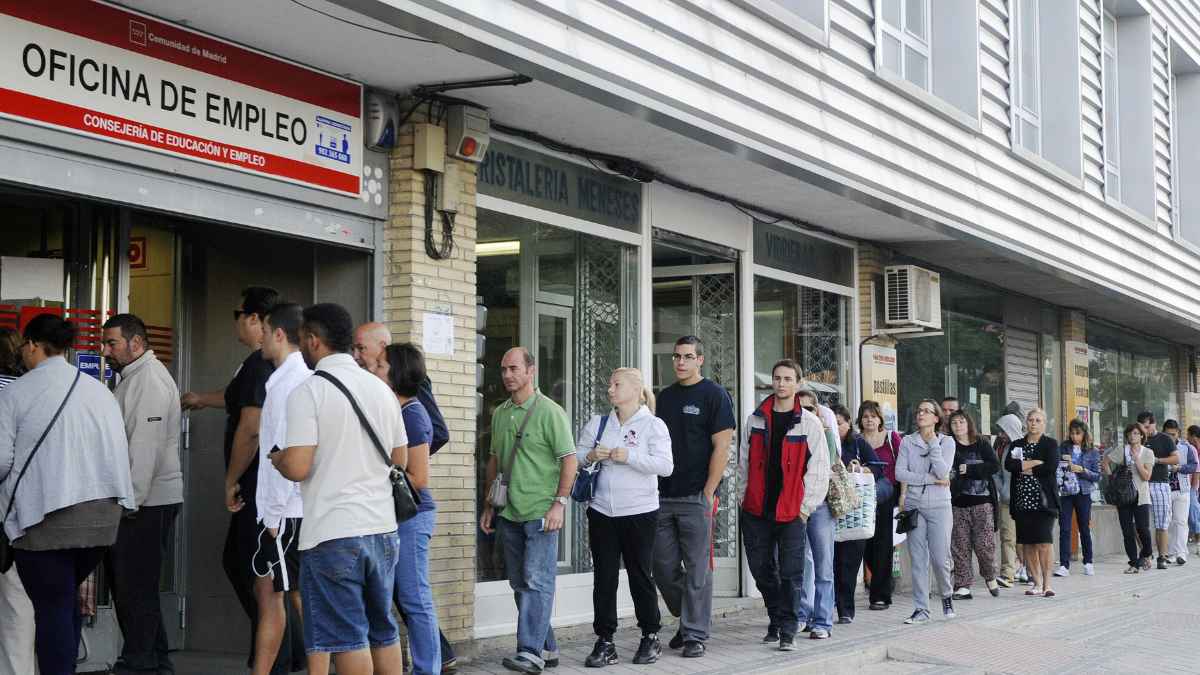 Personas esperando en la oficina de empleo para gestionar subsidios del SEPE.