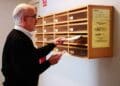 Conserje trabajando en una comunidad de propietarios, afectada por sentencia del Supremo sobre impagos laborales