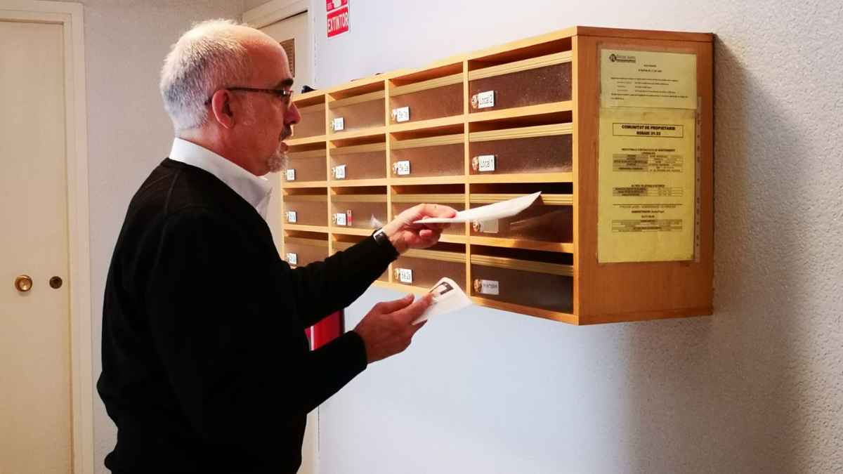 Conserje trabajando en una comunidad de propietarios, afectada por sentencia del Supremo sobre impagos laborales