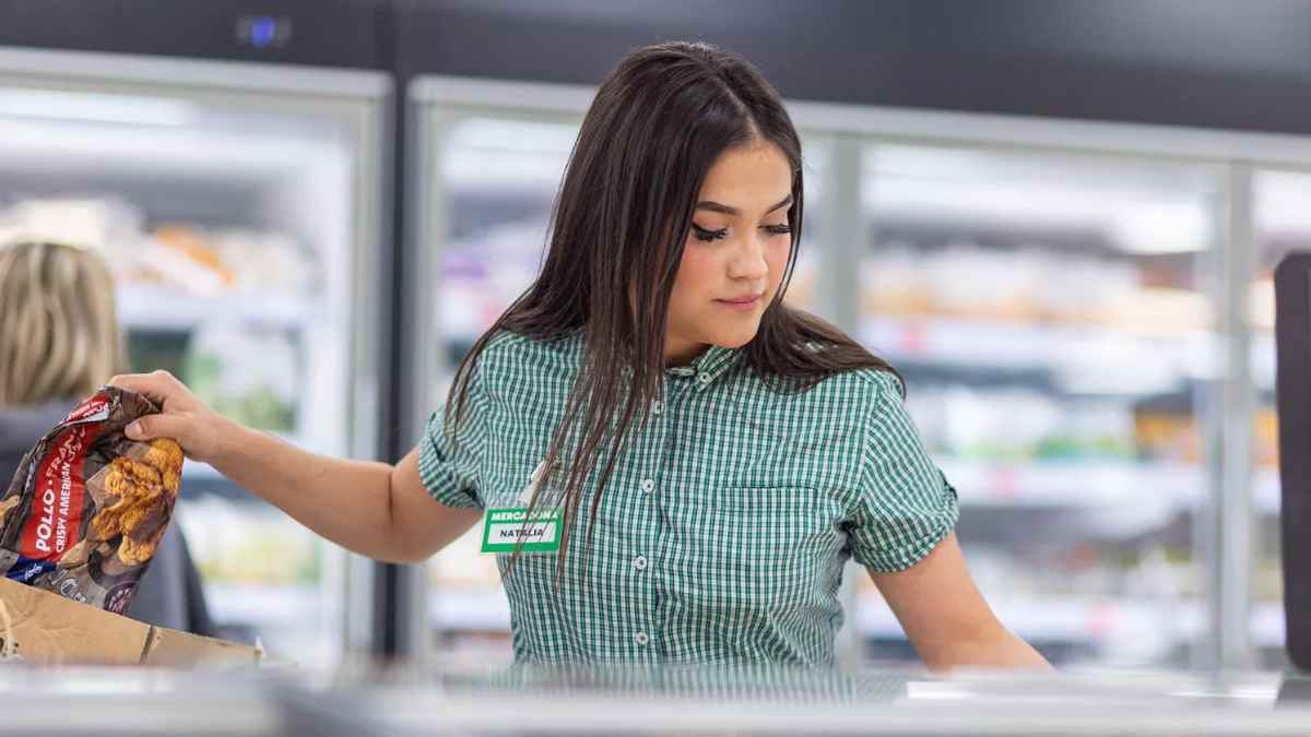 empleada de Mercadona reponiendo productos congelados en un pasillo del supermercado.
