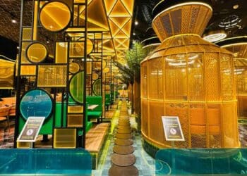 Interior de Sushi Mood en Torrejón, con cabañas sobre un lago artificial y un diseño inspirado en el bosque japonés.