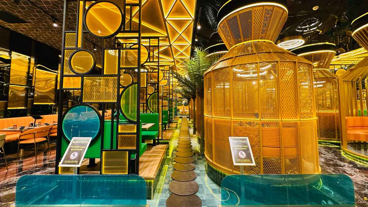 Interior de Sushi Mood en Torrejón, con cabañas sobre un lago artificial y un diseño inspirado en el bosque japonés.