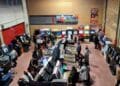 interior del Templo del Arcade en Madrid con filas de máquinas recreativas retro y visitantes jugando.