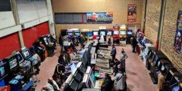 interior del Templo del Arcade en Madrid con filas de máquinas recreativas retro y visitantes jugando.