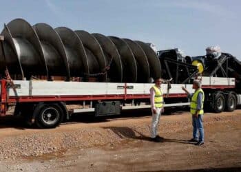 Tornillo de Arquímedes en camión en Burriana, Castellón, durante su instalación para prevenir inundaciones