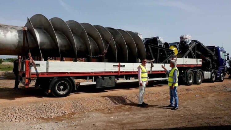 Tornillo de Arquímedes en camión en Burriana, Castellón, durante su instalación para prevenir inundaciones
