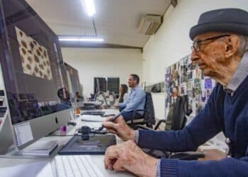 Walter Orthmann trabajando en su oficina tras 86 años en la misma empresa antes de jubilarse a los 102 años