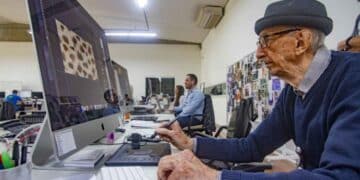 Walter Orthmann trabajando en su oficina tras 86 años en la misma empresa antes de jubilarse a los 102 años