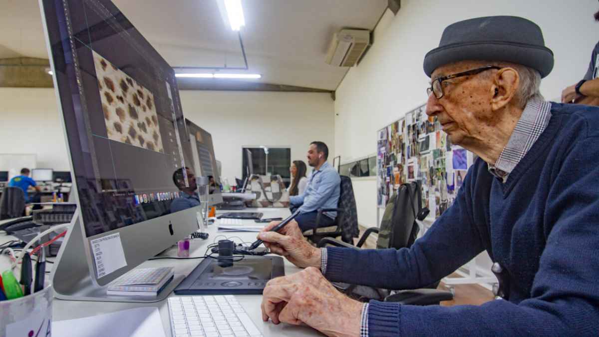 Walter Orthmann trabajando en su oficina tras 86 años en la misma empresa antes de jubilarse a los 102 años