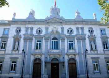 Fachada del Tribunal Supremo donde se absolvió a empresarios por contrato con datos falsos.