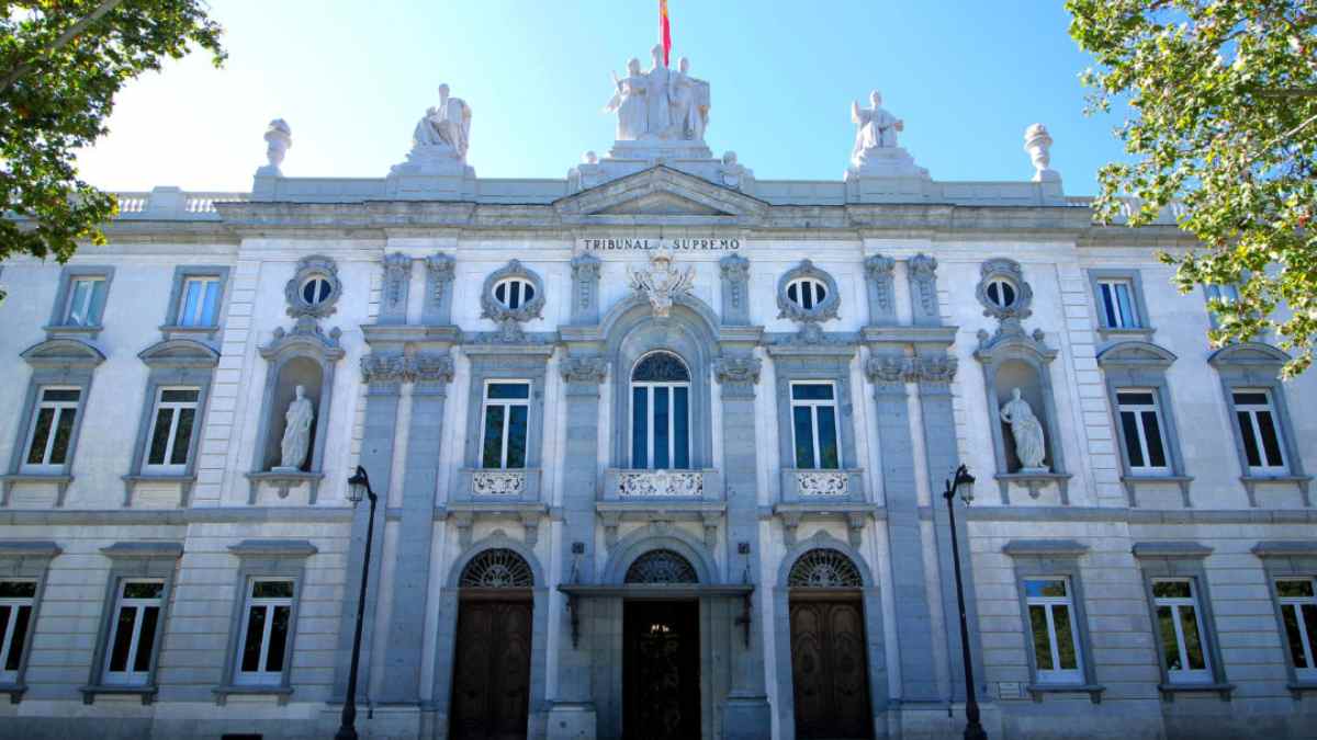 Fachada del Tribunal Supremo donde se absolvió a empresarios por contrato con datos falsos.