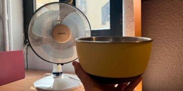 Ventilador con bol de hielo para refrescar la casa en verano sin aire acondicionado.