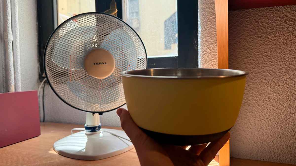 Ventilador con bol de hielo para refrescar la casa en verano sin aire acondicionado.
