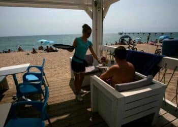 Camarera atendiendo cliente VIP en Ibiza tras sentencia del TSJ Baleares por despido improcedente por propina