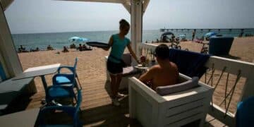 Camarera atendiendo cliente VIP en Ibiza tras sentencia del TSJ Baleares por despido improcedente por propina